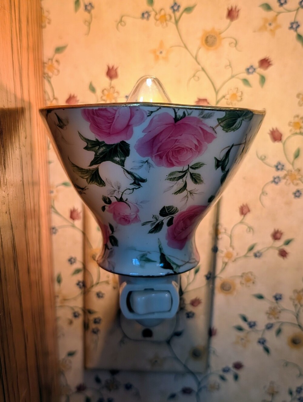 Vintage Porcelain Plug-in Night Light Half Tea Cup Design Pink Roses Chintz
